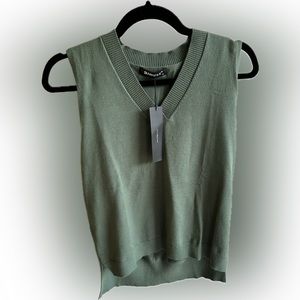 Green sweater vest size medium NWT